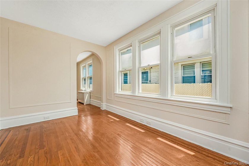Move right in to this renovated Tudor style home w/ 4 bedroom, 2 - photo 8