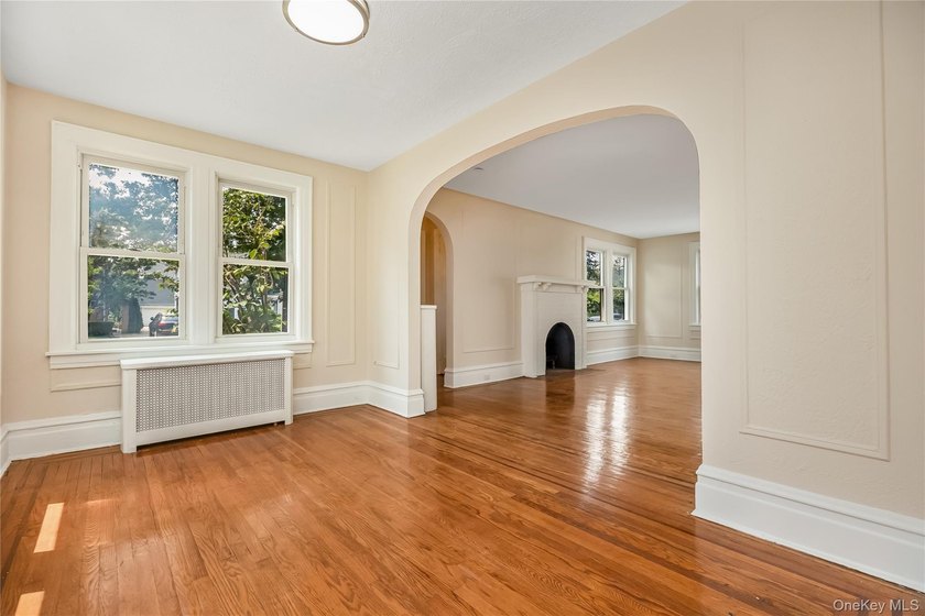 Move right in to this renovated Tudor style home w/ 4 bedroom, 2 - photo 10