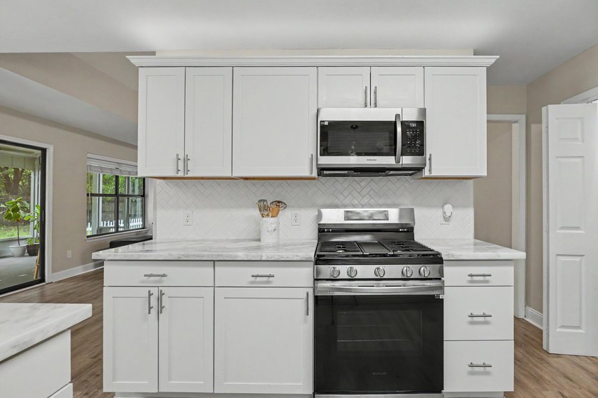 Welcome home to this gorgeous, light-filled 3-bedroom - photo 11