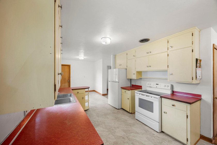 Welcome to 711 Elm Ave in Gaylord-a charming rambler nestled in - photo 16