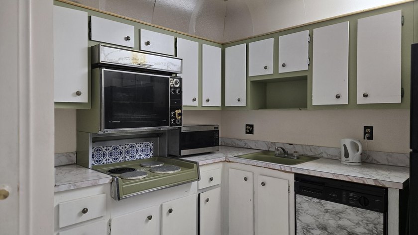 Enjoy South Fla seasonal or full-time living in Castle Gardens - photo 6