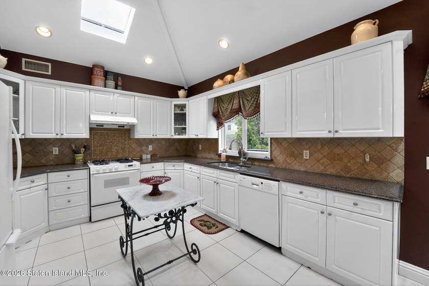 Enjoy family and entertaining in this charming 4 bedroom - photo 16
