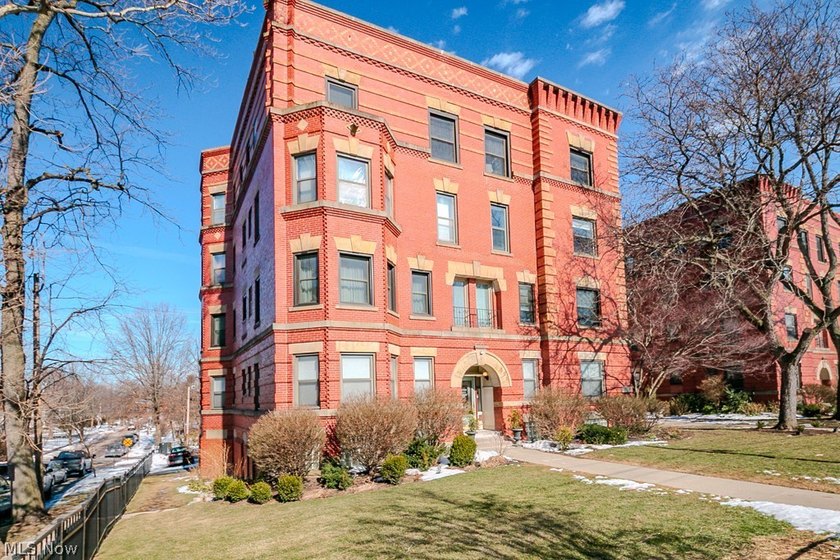 Welcome home to this beautifully updated 2 bedroom, 2 bathroom - photo 3
