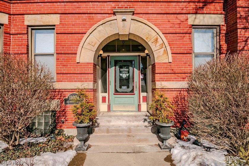 Welcome home to this beautifully updated 2 bedroom, 2 bathroom - photo 5