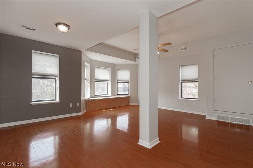 Welcome home to this beautifully updated 2 bedroom, 2 bathroom - photo 6