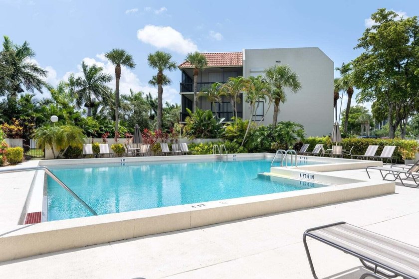 Beautiful furnished 2 bedroom 2 bath unit with open kitchen and - photo 2