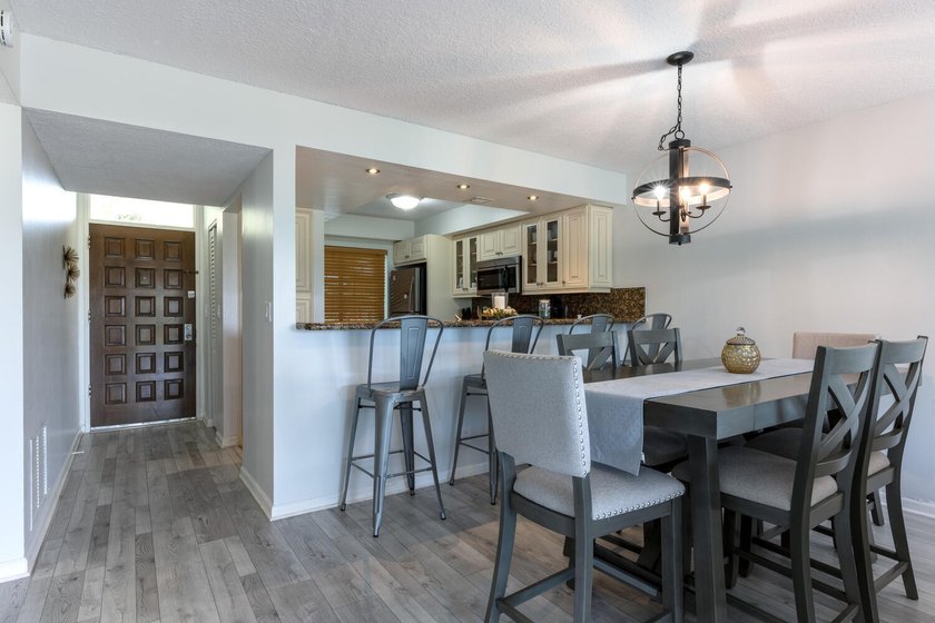 Beautiful furnished 2 bedroom 2 bath unit with open kitchen and - photo 4