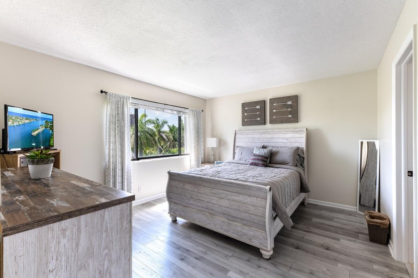 Beautiful furnished 2 bedroom 2 bath unit with open kitchen and - photo 7