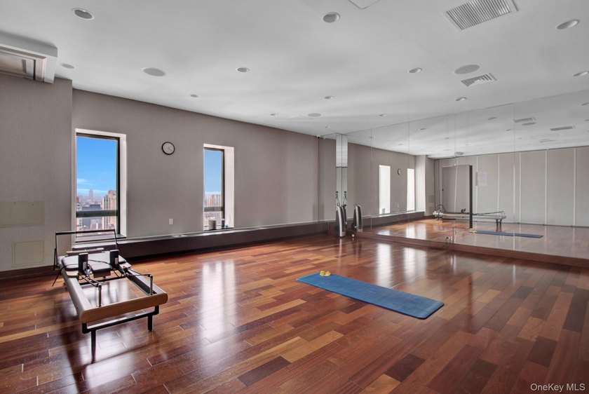 Welcome to this extraordinary, updated 3-bedroom, 3.5-bathroom - photo 6