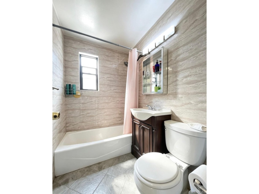 Bright corner garden-style 1-bedroom, 1-bath co-op on the 1st - photo 3