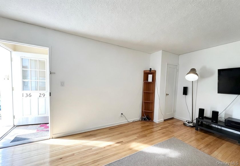 Bright corner garden-style 1-bedroom, 1-bath co-op on the 1st - photo 7