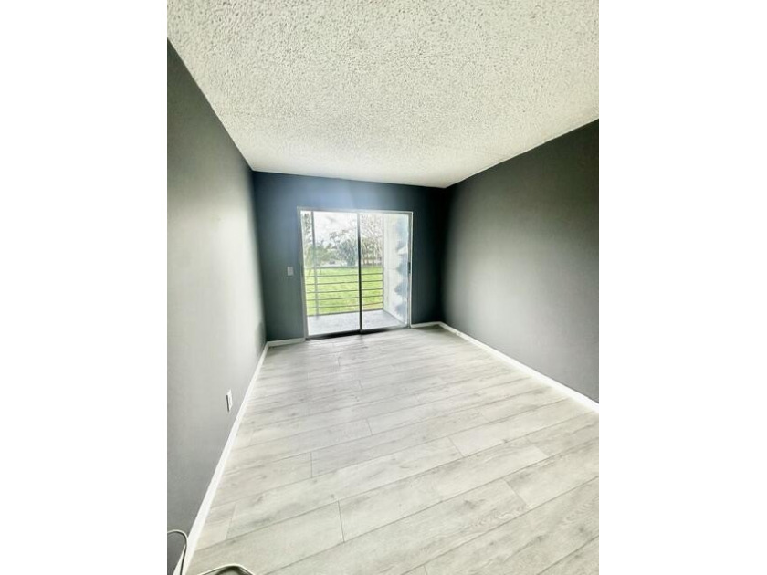 Bright and light 2nd-floor, 2 bedroom, 1.5 bathrooms, corner - photo 9