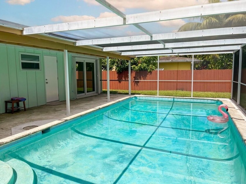 Location, location, location! Charming single-family pool home - photo 3