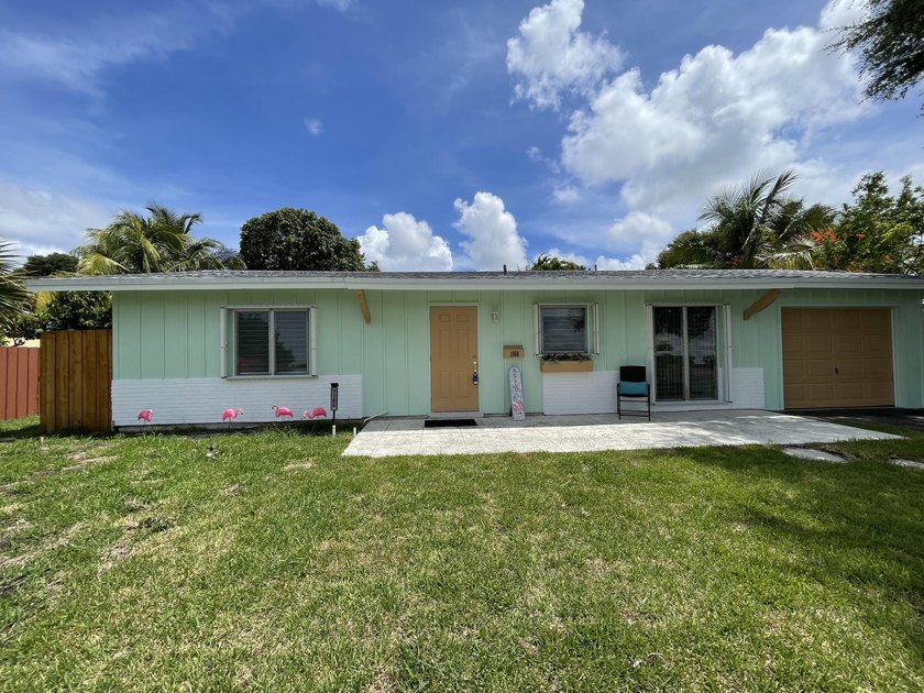Location, location, location! Charming single-family pool home - photo 4