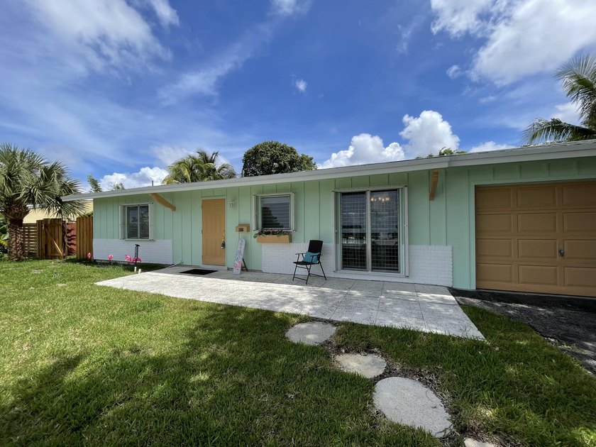 Location, location, location! Charming single-family pool home - photo 5