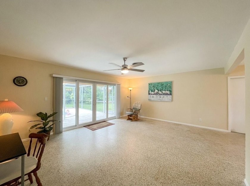 Location, location, location! Charming single-family pool home - photo 6
