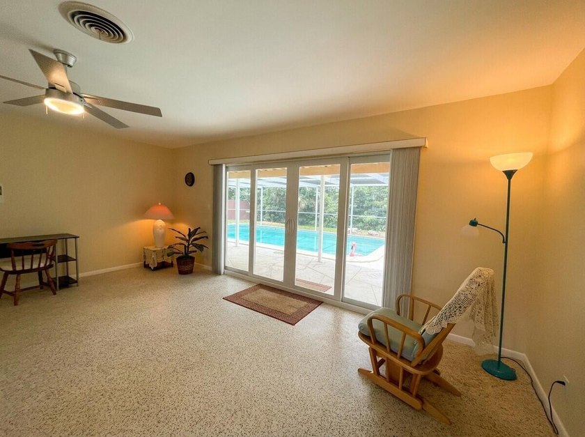 Location, location, location! Charming single-family pool home - photo 8