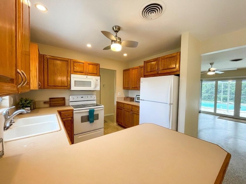 Location, location, location! Charming single-family pool home - photo 9