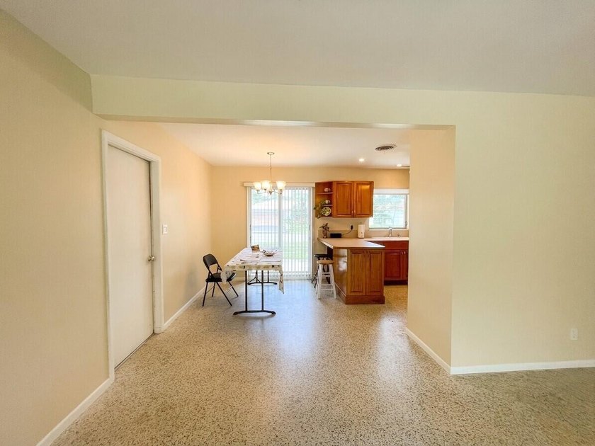 Location, location, location! Charming single-family pool home - photo 10