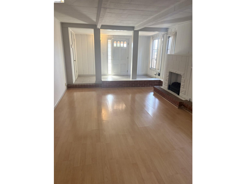 Beautifully maintained duplex located in one of the most - photo 3