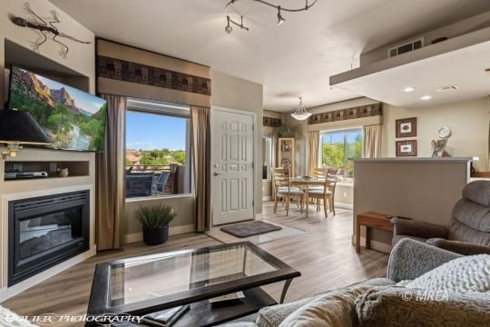 Check out this great condo with an amazing front courtyard - photo 7