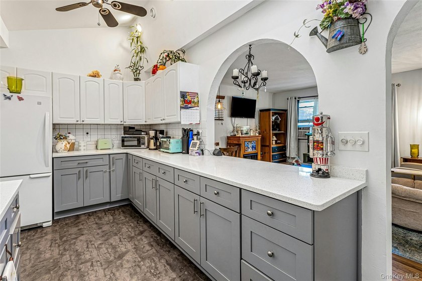 Beautifully updated and full of charm, this 2-bedroom, 1-bath - photo 9