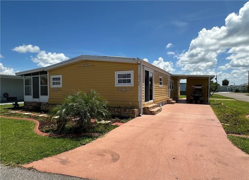Excellent investment opportunity in this corner-lot home located - photo 2