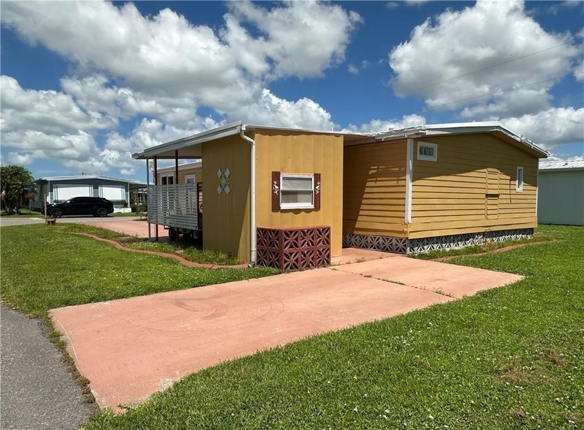 Excellent investment opportunity in this corner-lot home located - photo 3