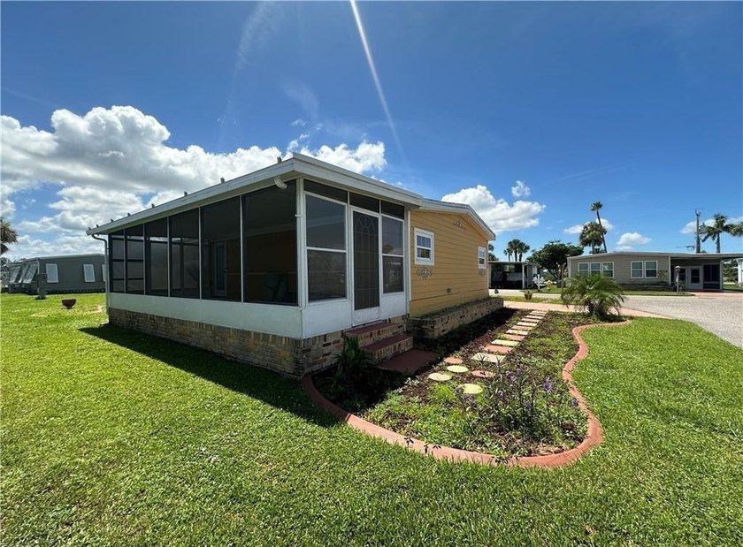 Excellent investment opportunity in this corner-lot home located - photo 4