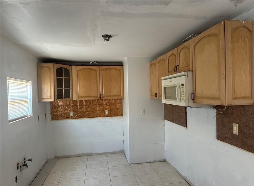 Excellent investment opportunity in this corner-lot home located - photo 6
