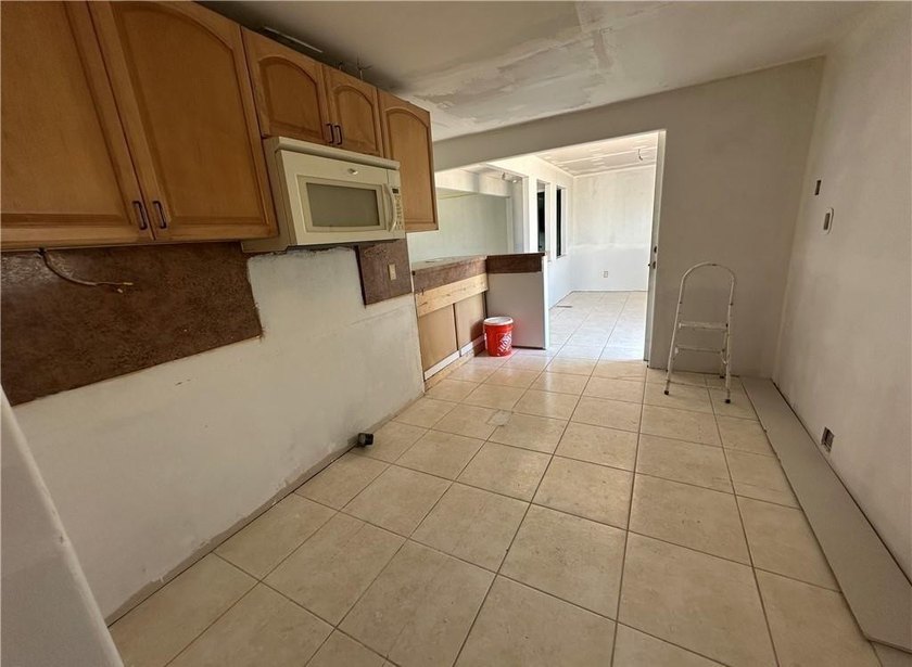 Excellent investment opportunity in this corner-lot home located - photo 7