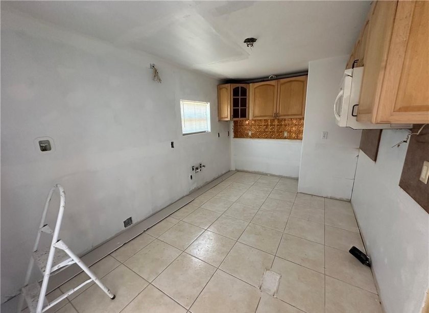 Excellent investment opportunity in this corner-lot home located - photo 9