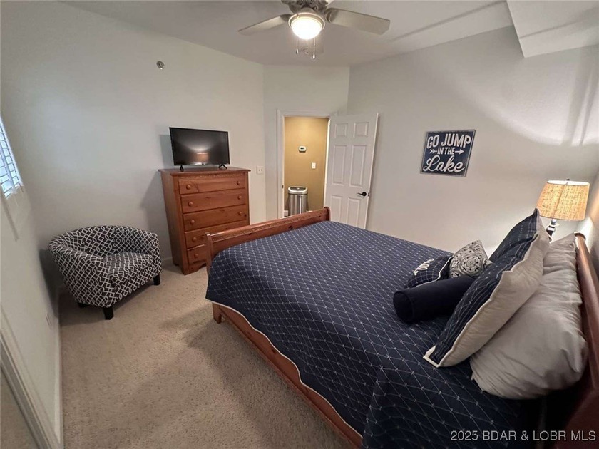 This beutiful turnkey lakeside condo comes with numerous updates - photo 18
