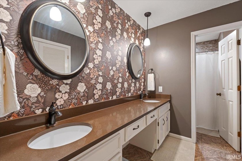 Welcome to this beautifully maintained waterfront ranch in the - photo 22
