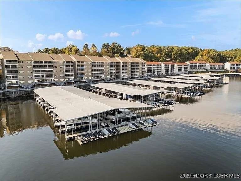 This beutiful turnkey lakeside condo comes with numerous updates - photo 24