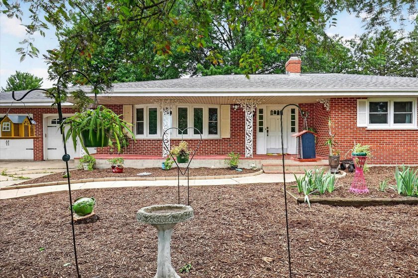 Beautifully remodeled all-brick ranch on a sprawling 2.2-acre - photo 2