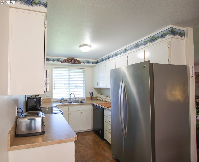 Charming 3 bedroom, 1 bath home offering 1,024 sq ft of - photo 11