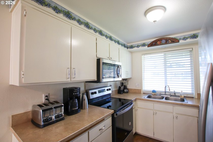 Charming 3 bedroom, 1 bath home offering 1,024 sq ft of - photo 12