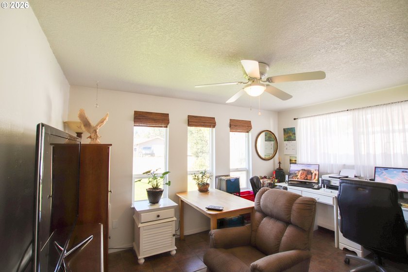Charming 3 bedroom, 1 bath home offering 1,024 sq ft of - photo 15