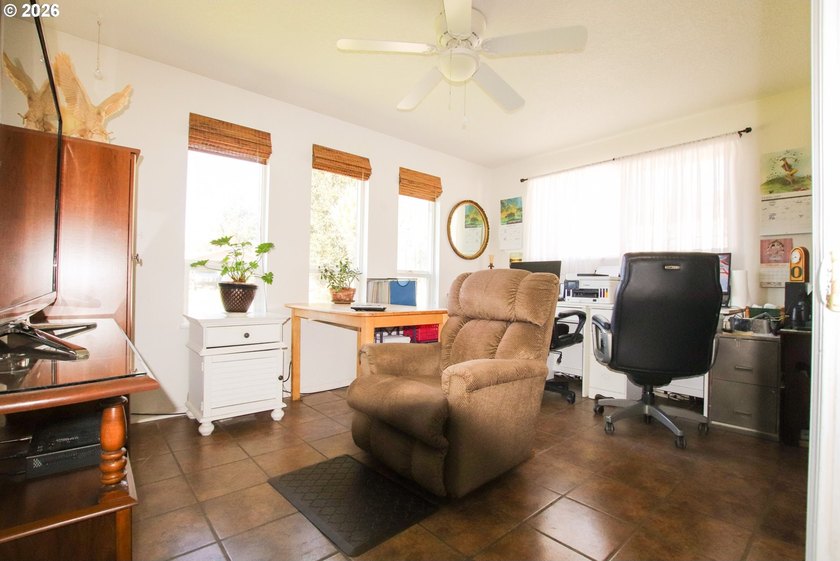 Charming 3 bedroom, 1 bath home offering 1,024 sq ft of - photo 17