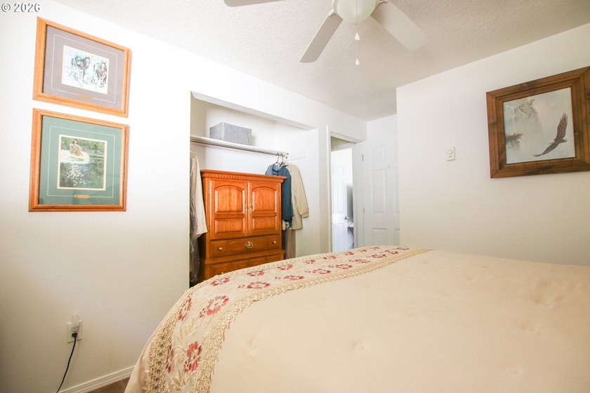 Charming 3 bedroom, 1 bath home offering 1,024 sq ft of - photo 18