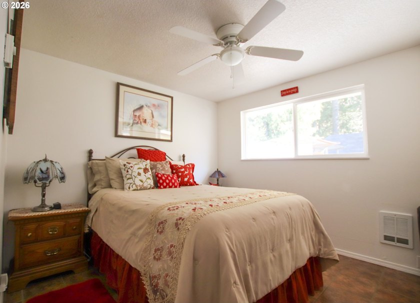 Charming 3 bedroom, 1 bath home offering 1,024 sq ft of - photo 19