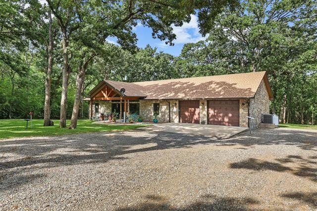 This custom-built 2022 home in Sandpoint on Lake Texoma offers - photo 3