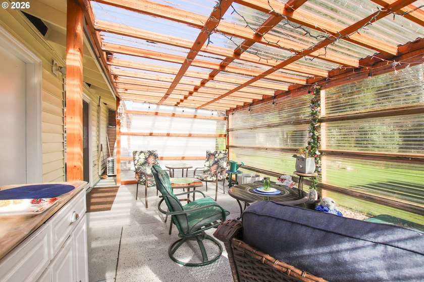 Charming 3 bedroom, 1 bath home offering 1,024 sq ft of - photo 24