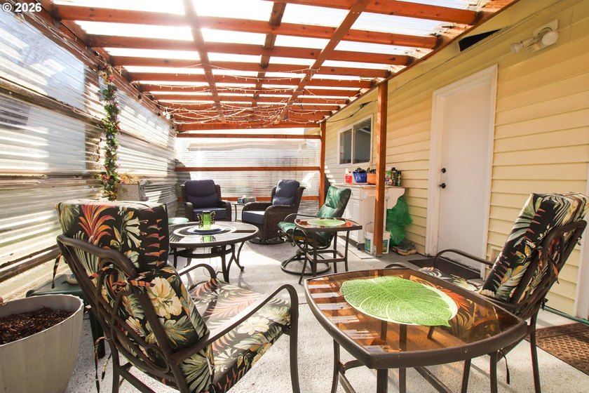 Charming 3 bedroom, 1 bath home offering 1,024 sq ft of - photo 25