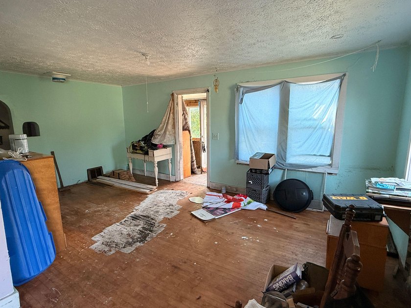 Handyman Special! This 3 bedroom, in town home is ready for its - photo 7