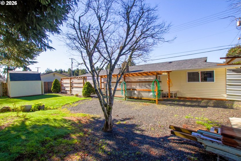 Charming 3 bedroom, 1 bath home offering 1,024 sq ft of - photo 27