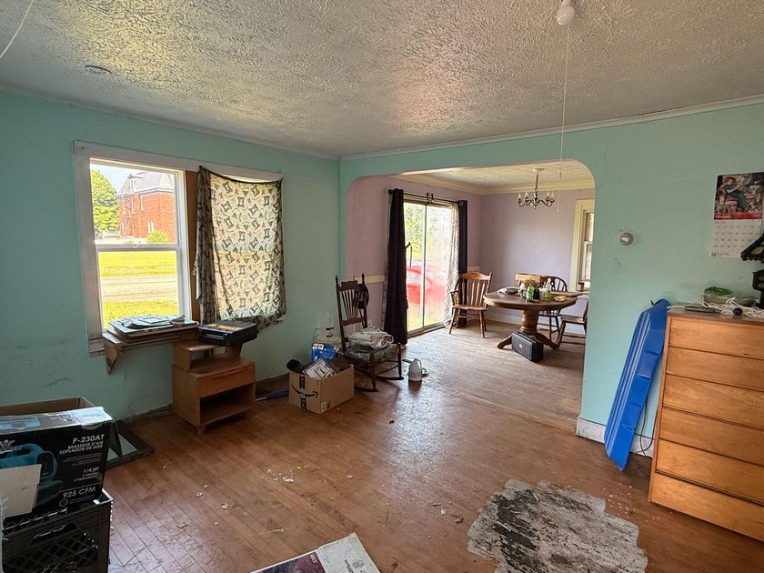 Handyman Special! This 3 bedroom, in town home is ready for its - photo 8
