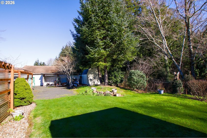 Charming 3 bedroom, 1 bath home offering 1,024 sq ft of - photo 29