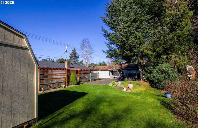 Charming 3 bedroom, 1 bath home offering 1,024 sq ft of - photo 30